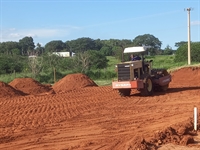 Maquinários da empreiteira contratada já trabalham na terraplanagem do terreno, situado na rua Jorge Augusto Rigo Fabiano (Foto: Prefeitura de Votuporanga)