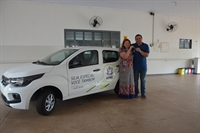 A presidente Márcia Gianoti entregou ontem o carro para o ganhador do prêmio, Júlio Brunassi (Foto: Divulgação/APAE)