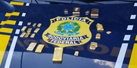 A equipe da PRF realizou busca no veículo e encontrou, em um compartimento oculto dentro de um dos bancos do carro, 22 barras de ouro (Foto: Divulgação/PRF)