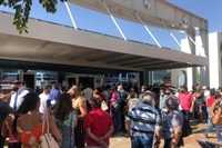 Fila no Poupatempo de Rio Preto na manhã desta quarta-feira, 2 (Foto: Guilherme Baffi)