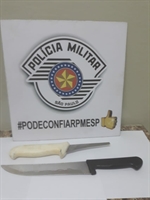 Homem dependente químico ameaçava se matar com duas facas, mas foi impedido pela PM no bairro Cohab Jardim Brisas  (Foto: Divulgação/Polícia Militar) 