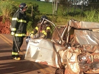 Carro ficou totalmente destruído (Foto: Adilson Baio/colaboração)