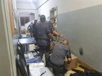Equipes do Batalhão de Ações Especiais da Polícia Militar de Rio Preto pesando droga em Mirassol (Foto: Reprodução/Baep de Rio Preto)