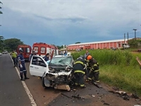  Bombeiros precisaram retirar vítima que ficou presa nas ferragens após colidir com caminhão na rodovia Feliciano Sales cunha, em Macaubal (SP). (Foto: Arquivo Pessoal ) 