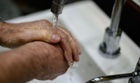 Falamos em higiene das mãos com água limpa e vemos que em muitos lugares não tem água limpa (Foto: Marcello Casal Jr/Agência Brasil