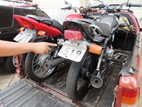 Moto apreendida pela polícia estava com placa de automóvel adaptada de maneira grotesca