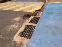 As duas galerias pluviais instaladas em frente do bar não suportam a quantidade de água acumulada pela lombada (Foto: Érika Chausson/A Cidade)