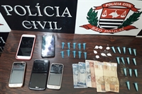 Os policiais civis apreenderam diversas porções de cocaína, dinheiro, celulares e materiais para embalagem (Foto: Divulgação/DISE)