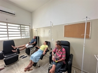 O prefeito Jorge Seba e a secretária da Saúde, Ivonete Félix, acompanharam o primeiro dia de atendimento no ambulatório de Dengue (Foto: Prefeitura de Votuporanga)
