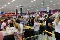 Os supermercados manterão o mesmo horário de funcionamento para os dias de folia em Votuporanga (Foto: Proença)