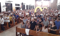 O ato teve a participação de todos os integrantes de movimentos religiosos da Paróquia, e alguns deles uniformizados (Foto: Vanessa Bortolozo/A Cidade)