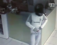 Imagem flagrou ação de criminoso dentro da farmácia