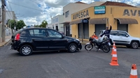 Carro avançou o 'Pare' enquanto o motoboy passava na outra rua; ele ficou ferido e foi socorrido pelo Samu (Foto: A Cidade)