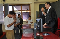 Momento em que Santos ouvia a sentença do juiz Jorge Canil