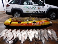 Os policiais ambientais de Votuporanga flagraram o homem com 250 metros de rede e 56kg de pescados  (Foto: Polícia Ambiental)