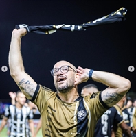 O técnico do CAV, Rogério Corrêa, comemorou muito a vitória  (Foto: Pedro Zacchi/Reprodução Instagram CAV)