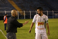 Rafael Guanaes e Ricardinho durante a partida contra o São Caetano na noite de anteontem (Foto: Rafael Nascimento/CAV)