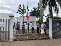 Dezenas de pessoas prestigiaram a cerimônia festiva ao lado de autoridades municipais; ato marcou o início das comemorações (Foto: Prefeitura de Parisi)