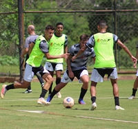 Técnico do CAV, Rogério Corrêa, relata em entrevista as incertezas quanto aos jogadores disponíveis nas laterais  (Foto: Rafael Bento/CAV)