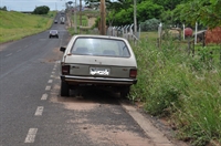 Carro abandonado em marginal; no detalhe, é possível ver o vidro aberto, veículo pode se tornar um foco da dengue