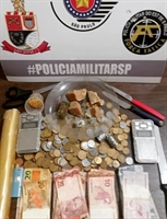 Com o criminoso foram encontradas dezenas de porções de entorpecentes e dinheiro do tráfico (Foto: Divulgação/PM)