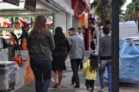 Ontem, as pessoas que saíram cedo para trabalhar tiveram que se agasalhar do frio  (Foto: A Cidade)