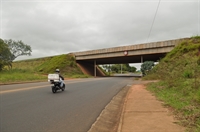 Ele tentou assediá-la na alça de acesso da rodovia Péricles Belini, mas a idosa conseguiu fugir (Foto: A Cidade)