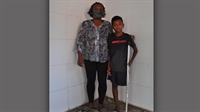 Yago, que sempre foi uma criança alegre e sorridente, agora carrega um semblante triste, para o desespero de sua mãe (Foto: A Cidade)