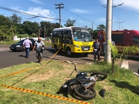 Motociclista Emerson Garcia da Silva, de 32 anos, morreu no local do acidente (Foto: Fábio Ferreira/ A Cidade)