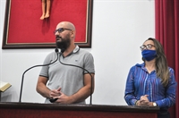 Na tribuna, Fernando Mota de Souza e Katiane de Oliveira Lima, representantes do grupo “Direita Votuporanga”, pediram um projeto de lei para proibir o passaporte sanitário na cidade  (Foto: A Cidade )