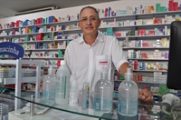 O proprietário da Droga Sul Multidrogas, Valdir Correia, diz que as mortes registradas no Estado, em função da doença, provocaram uma corrida até a loja (Aline Ruiz/A Cidade)