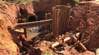 A cratera, na rua Ângelo Dal Ben, está com as galerias pluviais à mostra e água parada  (Foto: Érika Chausson/A Cidade)