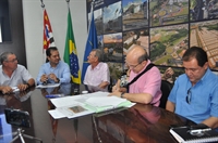 O prefeito João Dado assinou ordens de serviço para início de obras na cidade  (Foto: Érika Chausson/A Cidade)