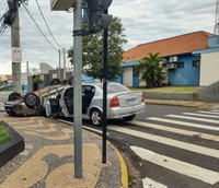 Carro capota após mais uma batida em cruzamento com semáforos no centro de Votuporanga