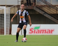 O zagueiro Miguel Alcantara assumiu a falha no pênalti que cometeu a favor do Noroeste e disse que erros serão corrigidos (Foto: Rafael Bento/CAV)