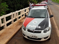 Após cometerem o crime, os acusados teriam levado o corpo da vítima em uma carroça e jogado no córrego  (Foto: Reprodução)