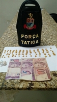 Drogas e dinheiro que foram apreendidos pela Força Tática