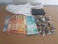 A ROCAM encontrou com o adolescente R$ 222 em dinheiro e 21 porções de maconha já embaladas e prontas para venda  (Foto: Divulgação/Polícia Militar)