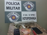  Com ele também foram apreendidas porções e um tablete de maconha, além de cocaína e pinos vazios Foto: Divulgação/Polícia Militar