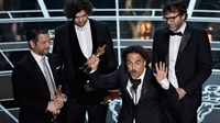 Alejandro G. Iñárritu, Nicolás Giacobone, Alexander Dinelaris Jr. e Armando Bo vencem o Oscar de roteiro original por ‘Birdman’