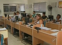 Alunos do programa durante aula de auxiliar de departamento pessoal (Foto: Reprodução / TV TEM)