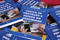 A equipe do órgão de Votuporanga realizou orientações ao público, com entrega de exemplares do Código de Defesa do Consumidor (Foto: Prefeitura de Votuporanga)