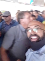 Vídeo que circula pelas redes sociais mostra o vereador Thiago Gualberto cumprimentando o presidente Jair Bolsonaro  (Foto: Redes sociais )