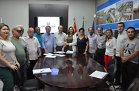 Na tarde de ontem, o prefeito João Dado assinou a destinação de recursos para as entidades (Foto: Divulgação/Prefeitura de Votuporanga)
