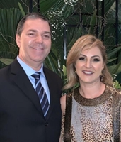 Valmir Dornelas e sua esposa Kátia, casal presidente do Rotary ‘8 de Agosto’, que arrecadou 1.750 cestas básicas para a ‘Votu Solidária’ e o Fundo Social (Foto: Divulgação)
