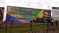 Outdoor do deputado federal Jair Bolsonaro (PSL) instalado na avenida João Gonçalves Leite (Foto: Reprodução)