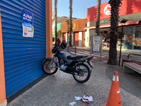 Um carro tentou virar na Praça Fernando Costa, nas proximidades do cinema, entrou na frente e o piloto da moto perdeu o controle (Foto: A Cidade)