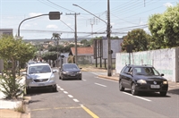 Quando semáforos da Rua Paraíba abrem, veículos disparam em alta velocidade, colocando pedestres e os próprios motoristas em risco (Foto: A Cidade)