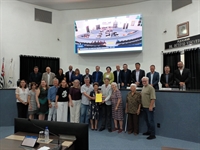 Familiares do senhor Durvalino Comar e da senhora Saadh Karfan Kablan Salloume prestigiaram a homenagem dada pela Câmara (Foto: Assessoria)