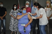Dalva Lima Suarez, de 56 anos, recebeu a primeira dose da CoronaVac em um ato simbólico realizado pela Administração Municipal(Foto: A Cidade)